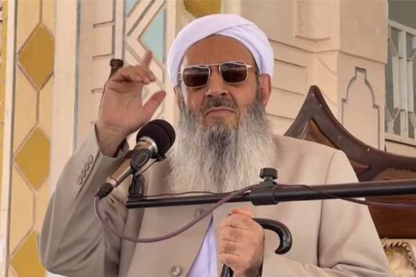 خطيب أهل السُّنَّة في إيران ينتقد رفض النظام إجراء استفتاء شعبي عام