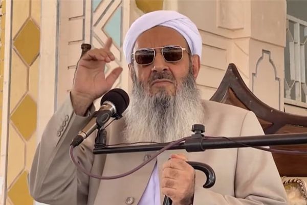 خطيب أهل السُّنَّة في إيران ينتقد رفض النظام إجراء استفتاء شعبي عام