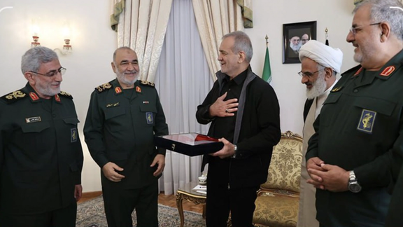 الرئيس الإيراني المنتخب يلتقي قادة الحرس الثوري