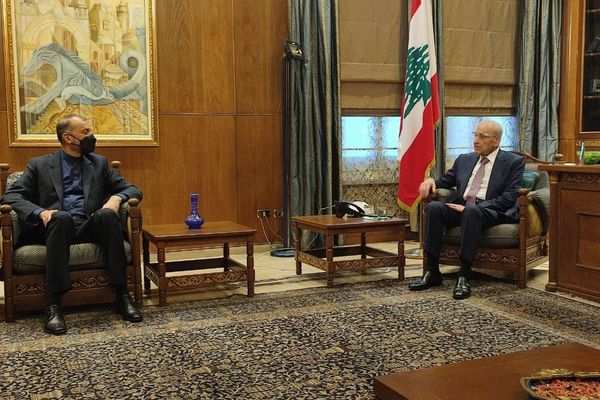 وزير الخارجية الإيراني يحث اللبنانيين على أخذ تسهيلات من طهران لـ"تطوير" بلادهم