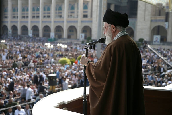 خامنئي في رد على التهديدات: لا أعتقد أن أي هجوم سيأتي من الخارج