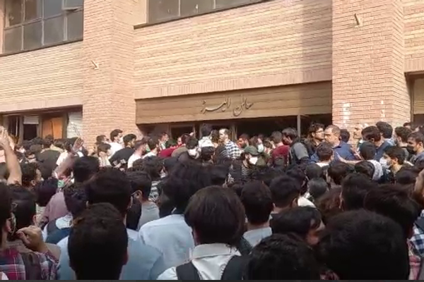 جامعة شريف بطهران تمنع عشرات الطلاب المتظاهرين من الدخول