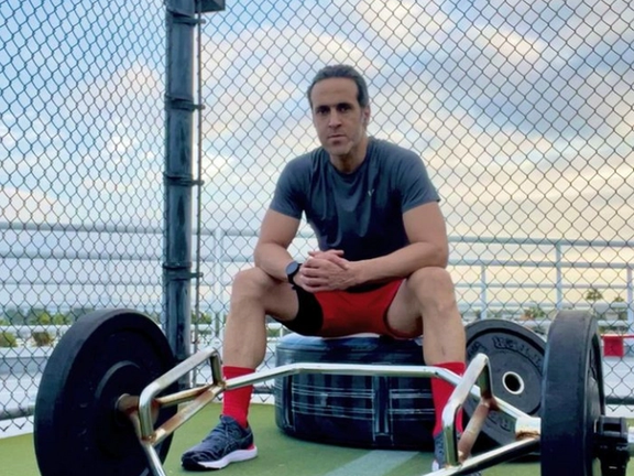 «جای درست تاریخ ایستادهای»؛ واکنش «ابی» به تهدیدبهمرگ علی کریمی از سوی جمهوری اسلامی