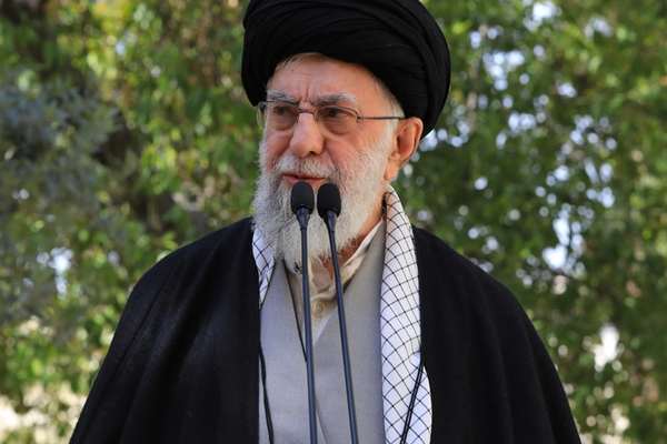 خامنئي ينفي دور النظام في تسميم التلميذات.. ويطالب بمعاقبة الفاعلين