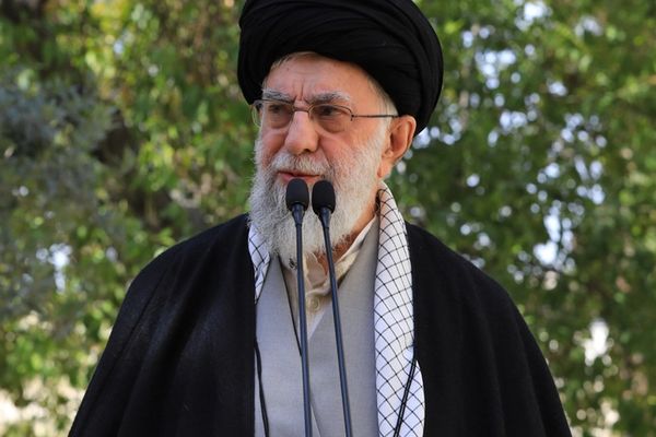 خامنئي ينفي دور النظام في تسميم التلميذات.. ويطالب بمعاقبة الفاعلين
