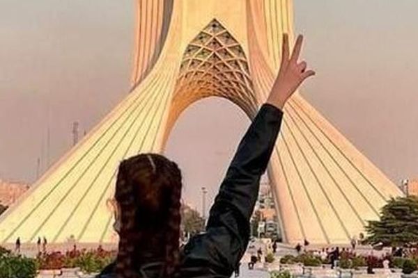 استمرار الاحتجاجات والهتافات في مختلف مدن إيران ودعم فنانين وشخصيات مشهورة للمتظاهرين