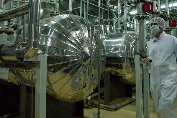 خطاب إيراني "لين" تجاه المفاوضات النووية وخامنئي يوعز للحكومة بإمكانية "التعامل مع العدو"