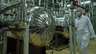 خطاب إيراني "لين" تجاه المفاوضات النووية وخامنئي يوعز للحكومة بإمكانية "التعامل مع العدو"