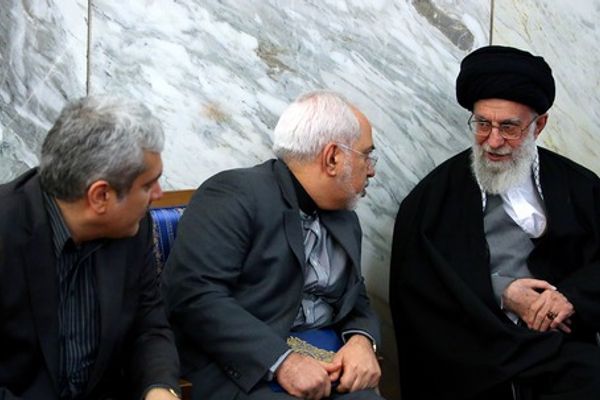 بحُجة جنسية نجله الأميركية.. المتشددون في إيران يهاجمون حكومة بزشكيان بسبب ظريف