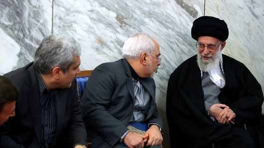 بحُجة جنسية نجله الأميركية.. المتشددون في إيران يهاجمون حكومة بزشكيان بسبب ظريف