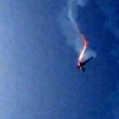 وزارت دفاع ایران:برخورد یک پهپاد هنگام تست پرواز به دکل برق در اصفهان منجر به آتشسوزی شد