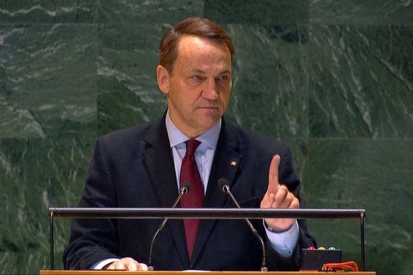 وزير خارجية بولندا يطالب النظام الإيراني بوقف الأعمال المزعزعة للاستقرار فورًا