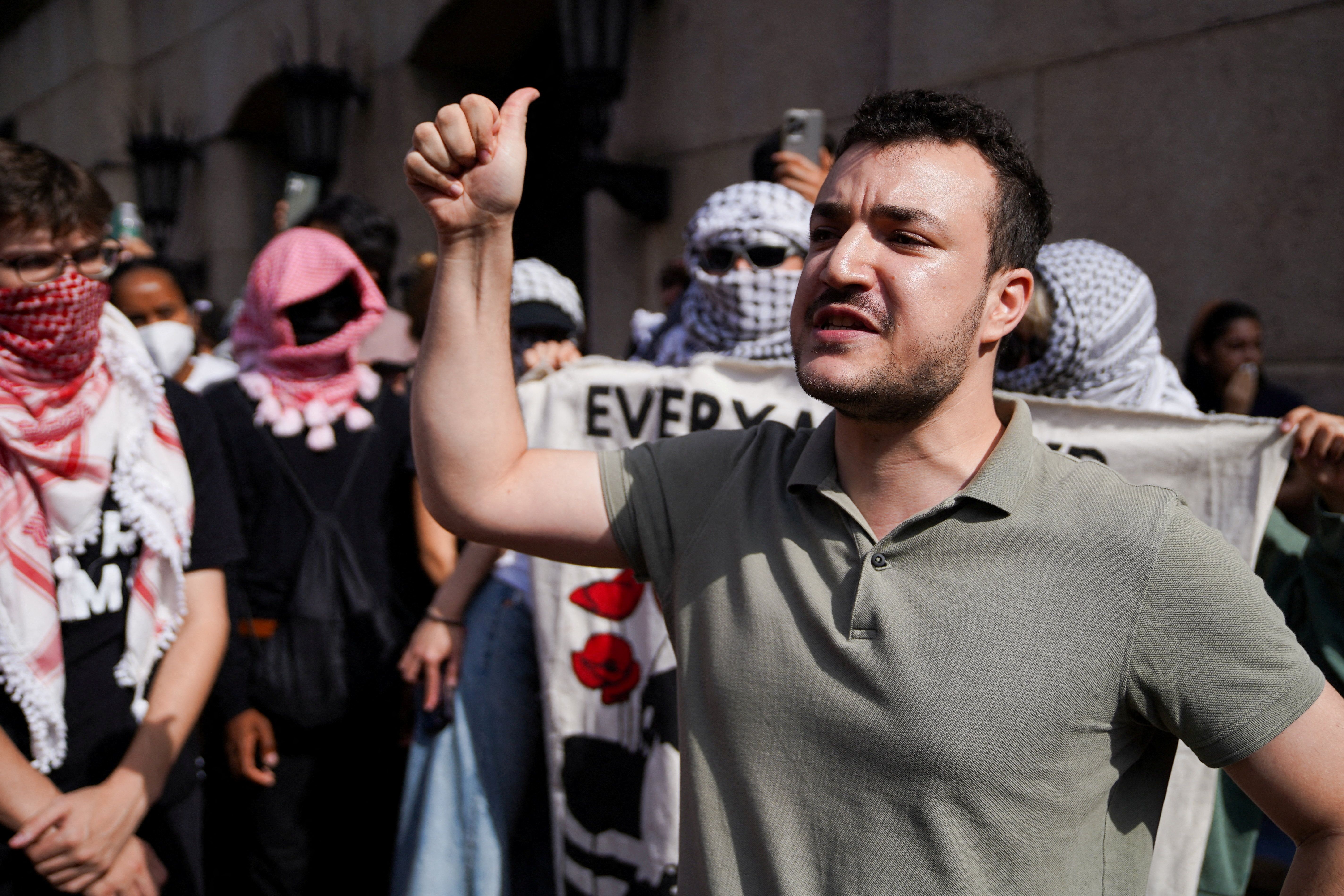 یک دادگاه فدرال حکم محدودیت سفر محمود خلیل، فعال فلسطینی، را لغو کرد