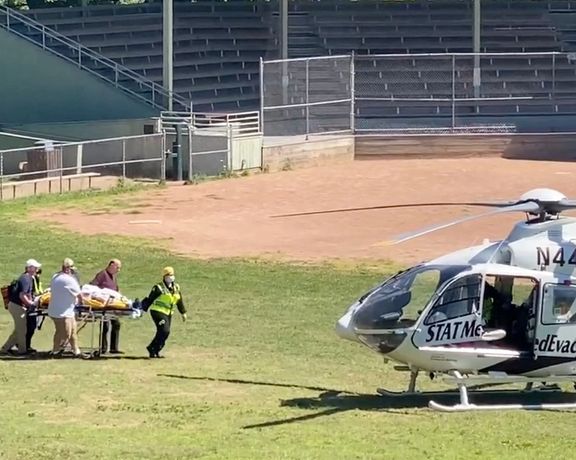 محاولة اغتيال سلمان رشدي.. إصلاحيو إيران بين الصمت والدفاع عن فتوى الخميني