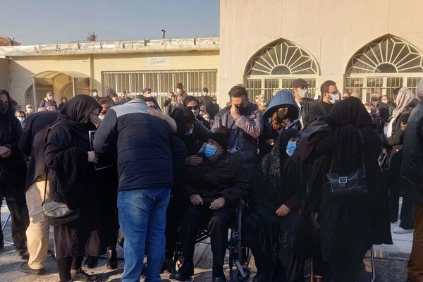 تشييع جثمان الكاتب المعارض آبتين في أجواء أمنية.. والمشاركون: "الموت لخامنئي"