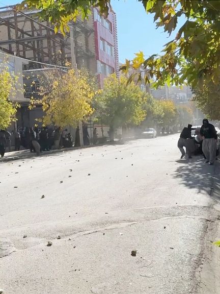 مناورات عسكرية وإطلاق الرصاص الحي بالمدن الكردية في إيران.. ومقاومة الأهالي مستمرة