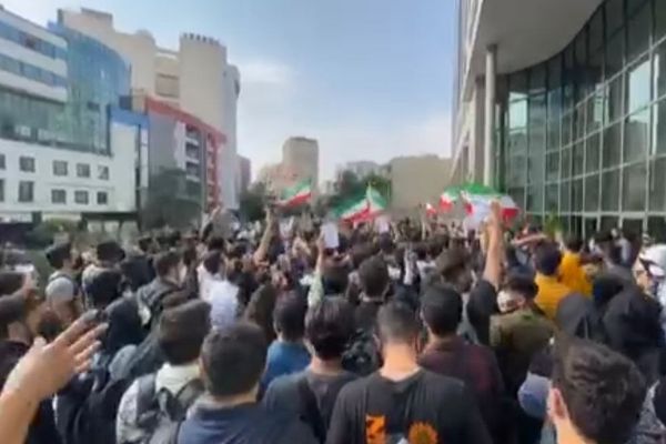 عشية "أربعينية" مهسا أميني.. استمرار الاحتجاجات الطلابية في مختلف الجامعات الإيرانية