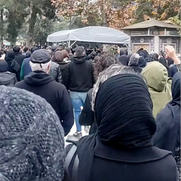 مراسم هفتم آیدا رستمی با حضور گسترده مردم به صحنه اعتراض علیه جمهوری اسلامی تبدیل شد