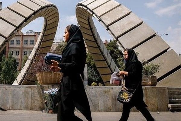 التشدد يعود للجامعات الإيرانية بحلة جديدة.. دوريات داخل الحرم وتحذير الطالبات بشأن الحجاب