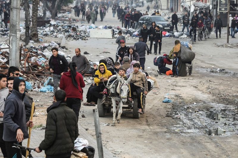 آوارگان غزه هم‌زمان با اعلام آتش‌بس، در حال بازگشت به خانه‌های خود در مناطق تخلیه‌شده هستند