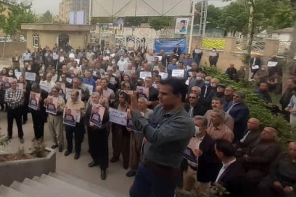 الأمن الإيراني يستدعي المئات من نشطاء العمال ويهددهم.. والمتظاهرون يهتفون ضد قاليباف