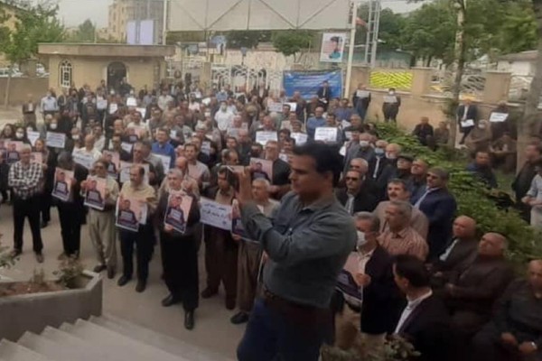 الأمن الإيراني يستدعي المئات من نشطاء العمال ويهددهم.. والمتظاهرون يهتفون ضد قاليباف