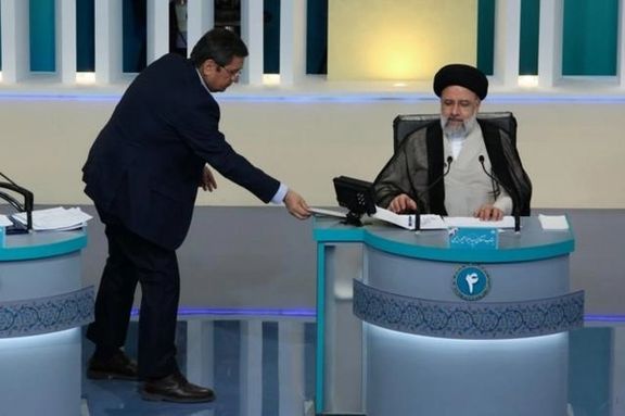 در جریان مناظرههای انتخابات ریاست جمهوری سال ۱۴۰۰، همتی ناگهان از صندلی خود بلند شد و فهرستی دستنویس را به ابراهیم رئیسی داد. حامیان او تلاش کردند از این حرکت او برندی انتخاباتی بسازند اما موفق نشدند