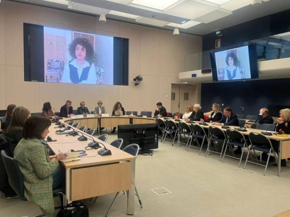 Mohammadi delivering a speech to the Delegation for Women’s Rights of the French Senate and National Assembly, 23 January 2025.