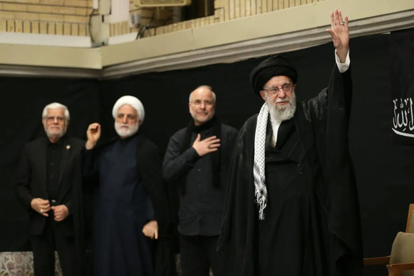 "وول ستريت جورنال": الآن هو الوقت المناسب لتغيير النظام في إيران