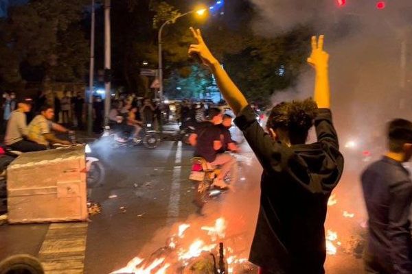 تصاعد الدعم العالمي لاحتجاجات إيران وريادة النساء في النضال