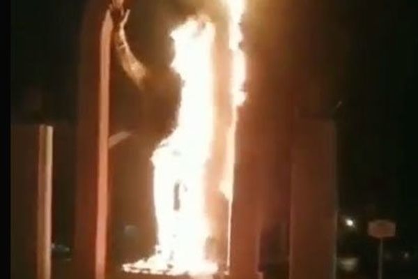 حرق تمثال لقاسم سليماني في مدينة شهر كرد الإيرانية