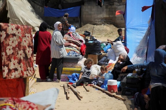 آوارگان فلسطینی در حال گریختن از رفح، جنوب نوار غزه، ۱۷ اردیبهشت