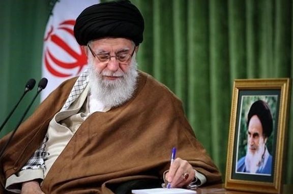 خامنهای کسب درآمد از طریق نوسانگیری در بازار ارز و سکه و معاملات فردایی را نامشروع دانست