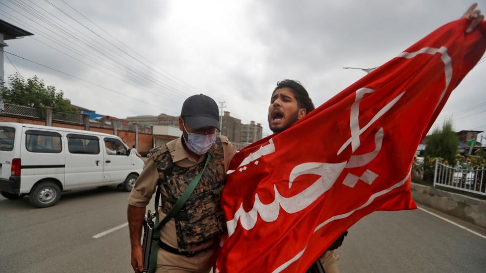 A Kashmiri Muslim shouting slogans as he is detained by an Indian policeman during a Muharram procession in Srinagar in Indian-administered Jammu and Kashmir (file photo)