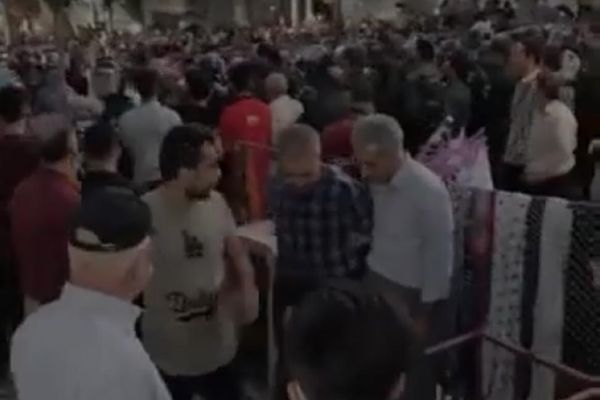 الاحتجاجات ضد مقتل مهسا أميني تتسع.. ومتظاهرات في مواجهة الأمن الإيراني