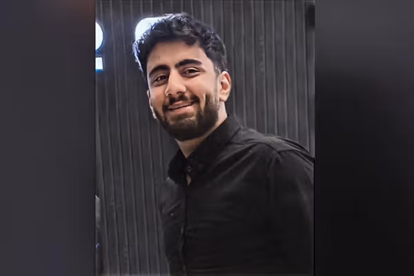 ضغوط أمنية تجبر عائلة طالب جامعي على دفنه ليلاً بعد مقتله خلال الاحتجاجات الأخيرة في إيران