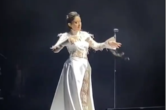 ملک موسو، خواننده مشهور ترکیه، برای حمایت از زنان ایران موهای خود را در یک کنسرت قیچی کرد