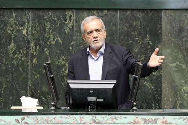 الرئيس الإيراني: عقوبات ترامب عرّضت سفننا لمشاكل في البحر