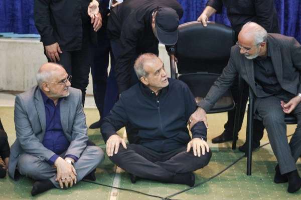 برلماني إيراني يدعو بزشكيان إلى تقديم استقالته مجددًا للتحقق من موافقة مجتبى خامنئي عليها