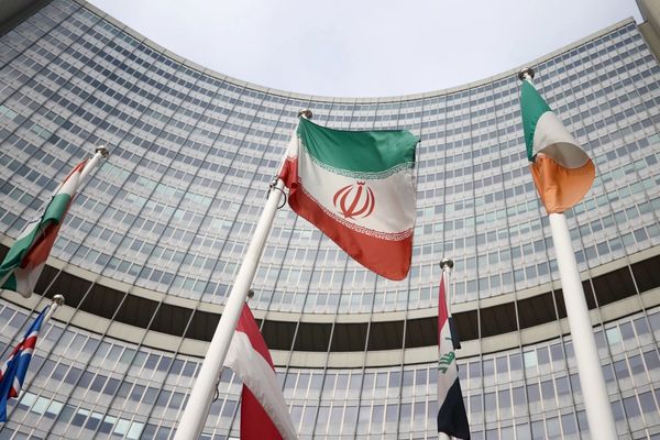 عراقجي لوزير خارجية فرنسا: تقديم مشروع قرار لمجلس المحافظين ضد طهران "استفزازي وغير مبرر"