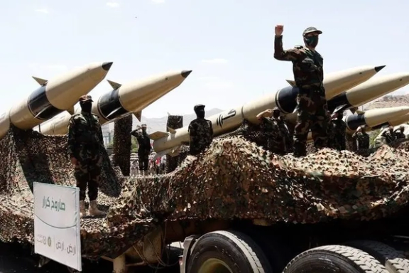 خامنئي يأمر بالتأهب عسكريًا.. وطهران تحذّر جيرانها من تداعيات دعمهم لأي هجوم أميركي