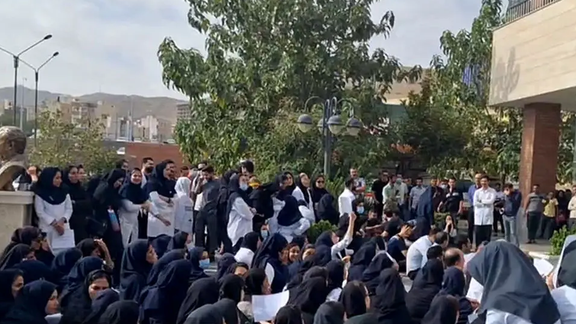 رییس کمیسیون بهداشت و درمان مجلس: دولت مطالبات پرستاران را اولویت اول قرار دهد