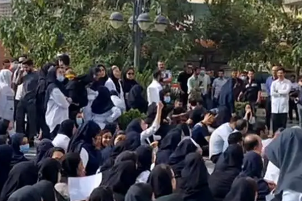 "صحة البرلمان" تطالب الحكومة الإيرانية بإعطاء أولوية لمطالب الممرضين وتحذر من تفاقم الأزمة