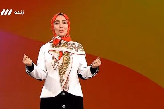 واکنشها به ظاهر شدن یک مجری زن صدا و سیما با کت و دامن مقابل دوربین