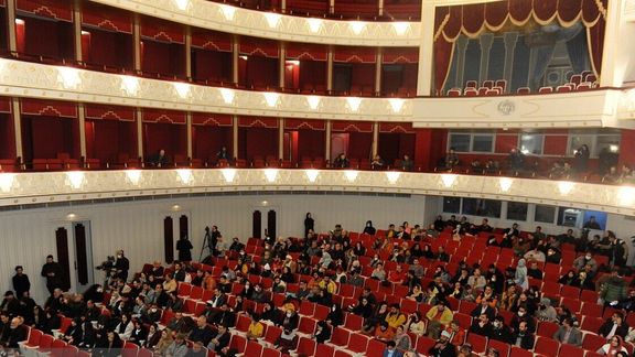 روزنامه کیهان: با بعضی شرکتکنندگان در جشنواره فجر، تماس گرفتند و فحش دادند