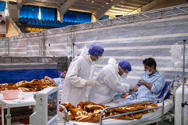 Authorities Hesitate Over Restrictions As Omicron Spreads In Iran