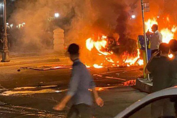 الاحتجاجات تعم إيران .. حرق الصور واشتباكات الشوارع وشعارات إسقاط النظام