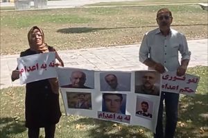 خانوادههای زندانیان سیاسی محکوم به اعدام در میدان آزادی تهران تجمع کردند