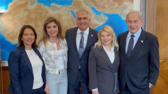 Israeli minister Gila Gamliel (left), Prime Minister Benjamin Netanyahu (right) and Iran's exiled Crown Prince Reza Pahlavi (center)
