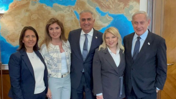 Israeli minister Gila Gamliel (left), Prime Minister Benjamin Netanyahu (right) and Iran's exiled Crown Prince Reza Pahlavi (center)